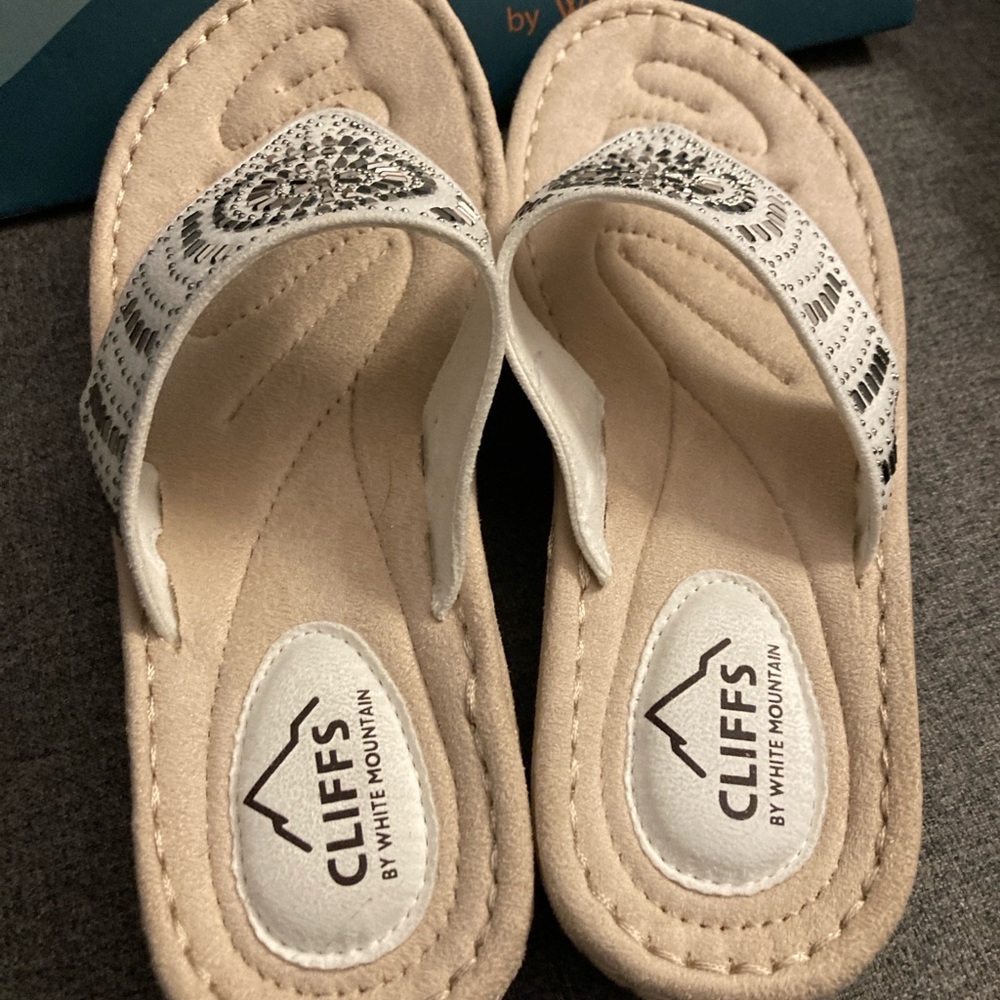 Cliffs by WHITE MOUNTAIN white Embellished Thong Sandals size 8-8.5 - Picture 6 of 9
